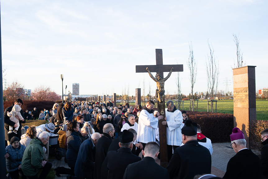 Rzeszów. Droga Krzyżowa w Parku Papieskim