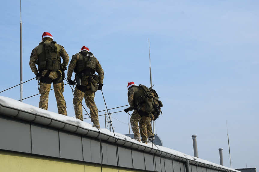 Rzeszowscy kontrterroryści w roli pomocników Mikołaja