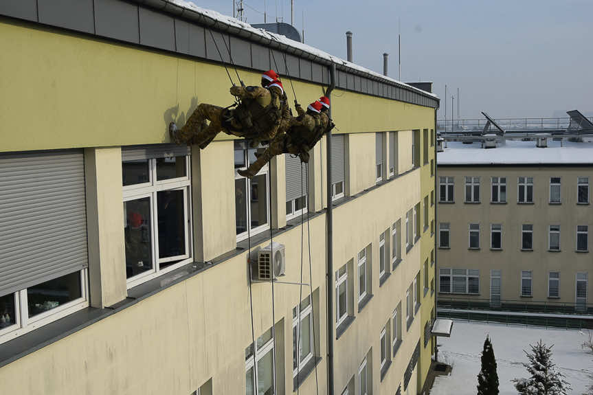 Rzeszowscy kontrterroryści w roli pomocników Mikołaja