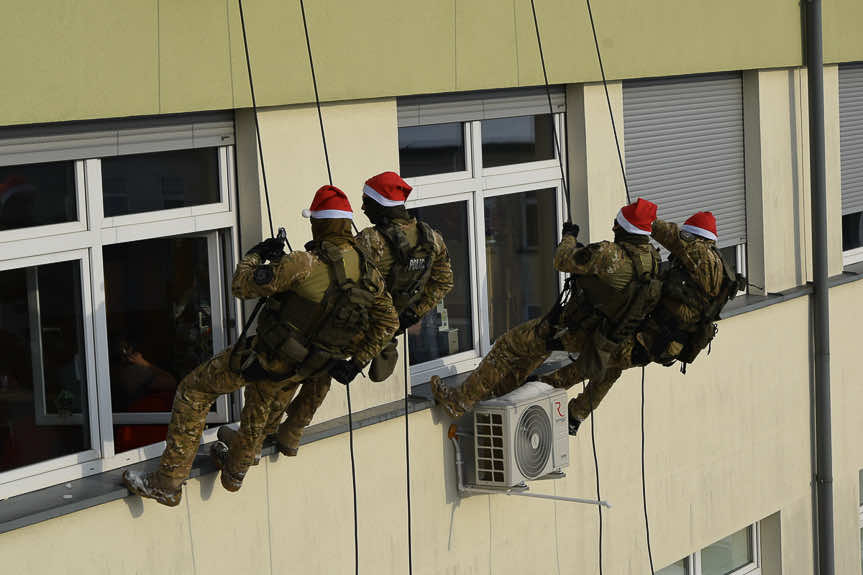 Rzeszowscy kontrterroryści w roli pomocników Mikołaja