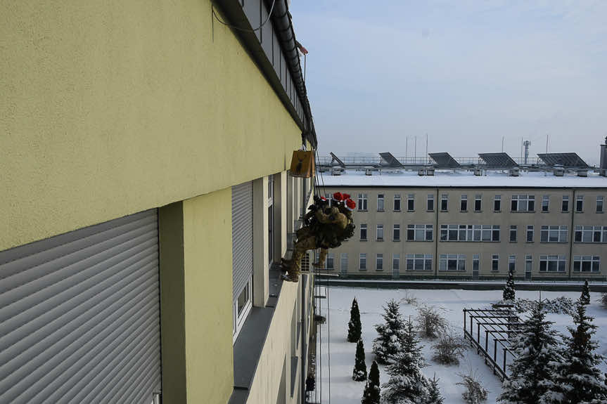 Rzeszowscy kontrterroryści w roli pomocników Mikołaja