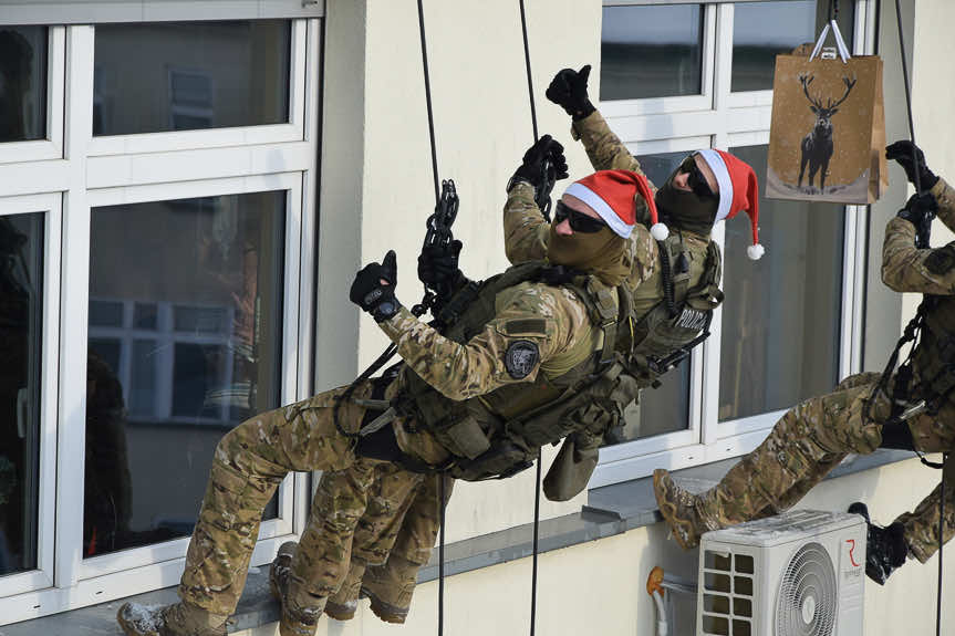 Rzeszowscy kontrterroryści w roli pomocników Mikołaja