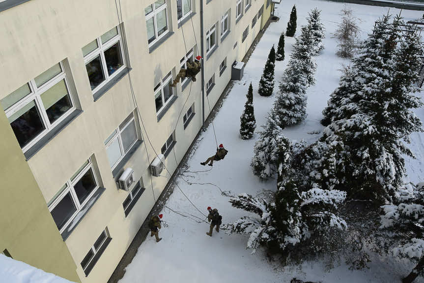 Rzeszowscy kontrterroryści w roli pomocników Mikołaja