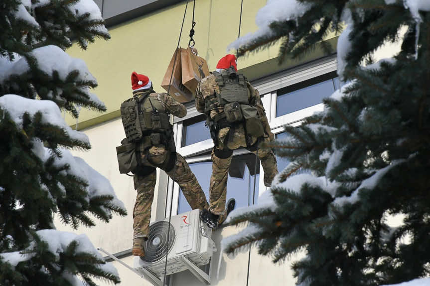 Rzeszowscy kontrterroryści w roli pomocników Mikołaja