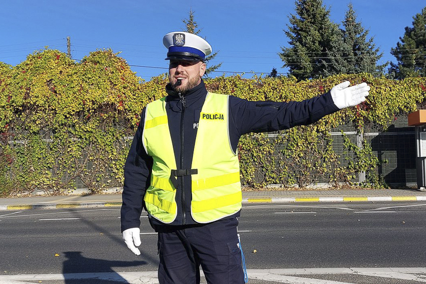 Rzeszowscy policjanci czuwają nad bezpieczenstwem odwiedzajacych groby