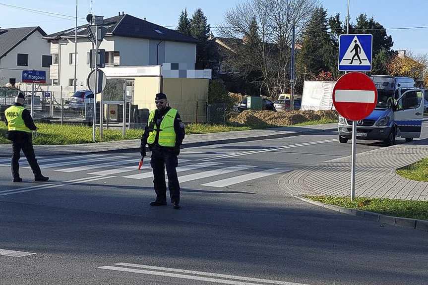 Rzeszowscy policjanci czuwają nad bezpieczenstwem odwiedzajacych groby