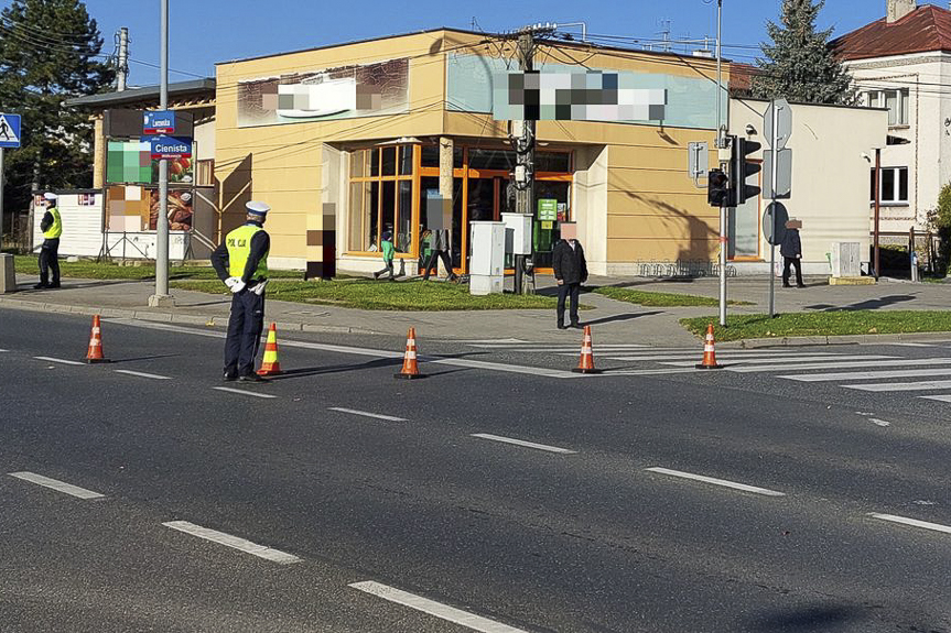 Rzeszowscy policjanci czuwają nad bezpieczenstwem odwiedzajacych groby