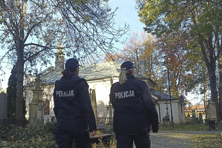 Rzeszowscy policjanci czuwają nad bezpieczenstwem odwiedzajacych groby