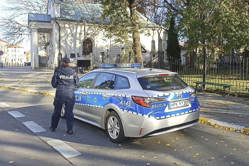 Rzeszowscy policjanci czuwają nad bezpieczenstwem odwiedzajacych groby