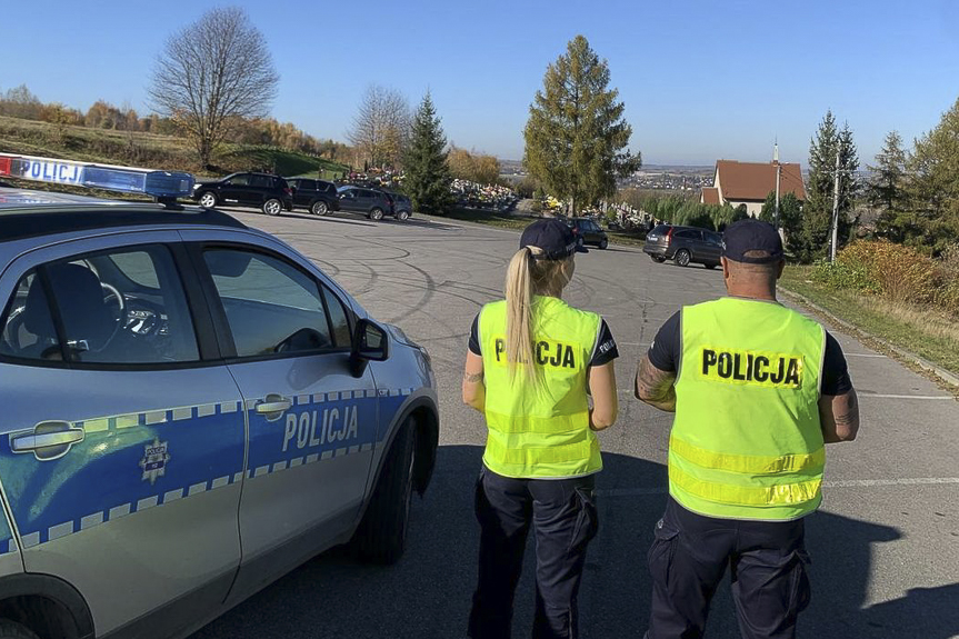 Rzeszowscy policjanci czuwają nad bezpieczenstwem odwiedzajacych groby