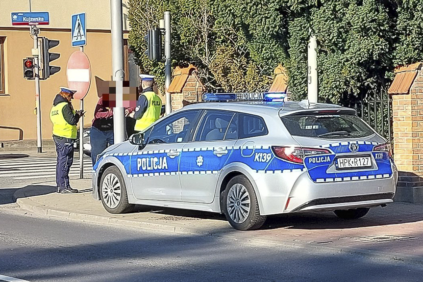 Rzeszowscy policjanci czuwają nad bezpieczenstwem odwiedzajacych groby