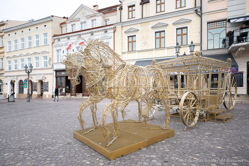 W Rzeszowie trwa montaż ozdób świątecznych