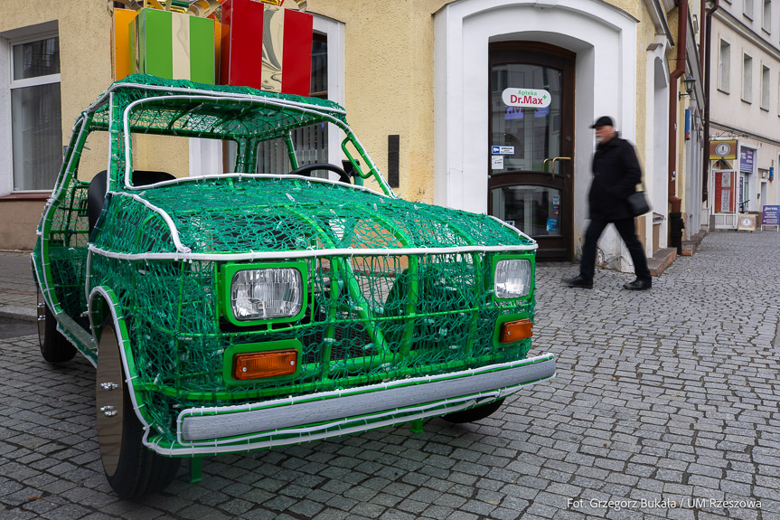 W Rzeszowie trwa montaż ozdób świątecznych