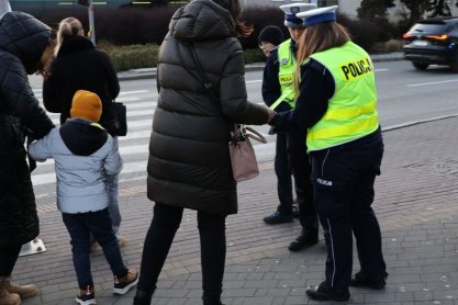 Policjanci rozdawali przechodniom odblaski